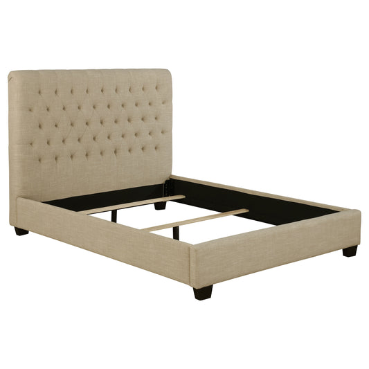 Cama Chloe tapizada de paneles completos en color avena
