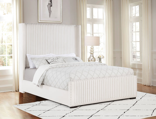 Cama California King tapizada Natasha de 65 pulgadas en color crema