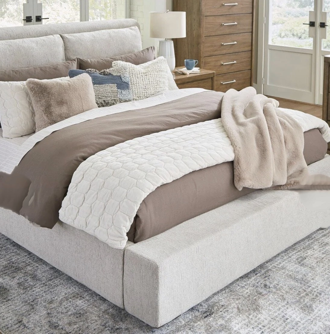 Cama tapizada Cabalynn