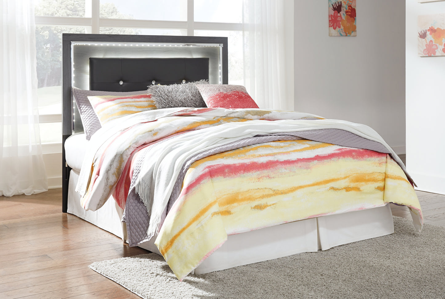 Cabecero Lodanna con paneles tapizados, tocador con espejo, cómoda y mesita de noche