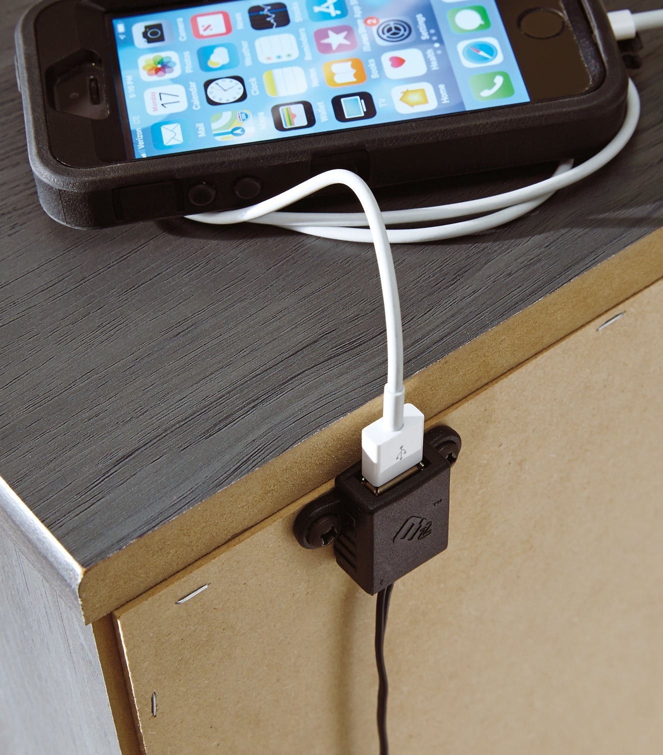 Cama Lodanna con paneles completos, tocador con espejo, cómoda y mesita de noche