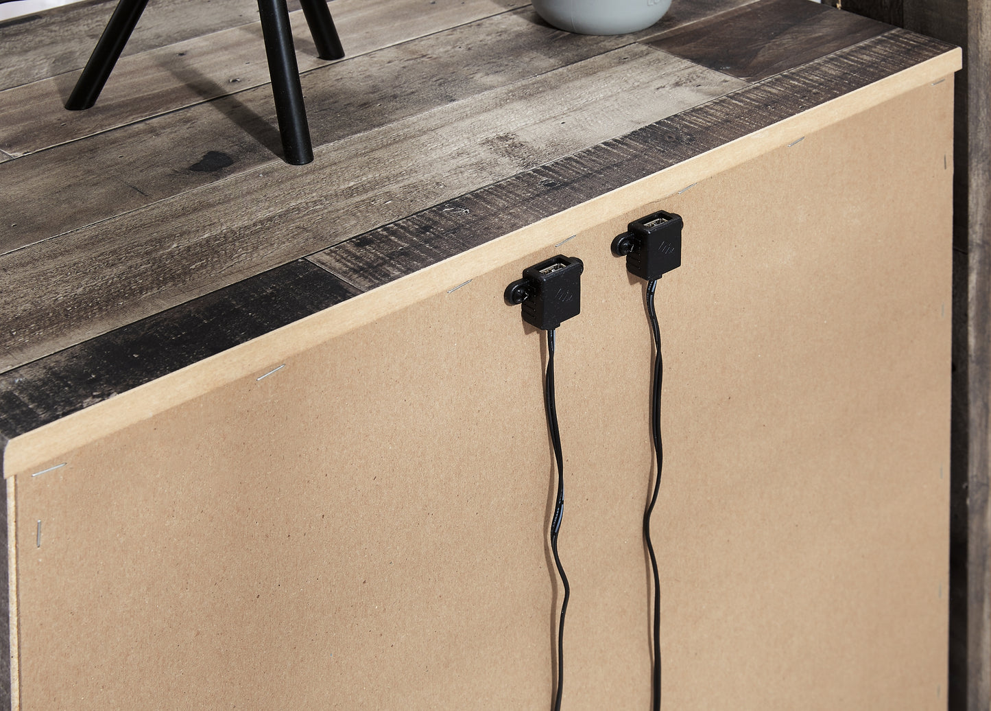 Cama Queen Derekson con dos cajones de almacenamiento, cómoda con espejo, cómoda y mesita de noche