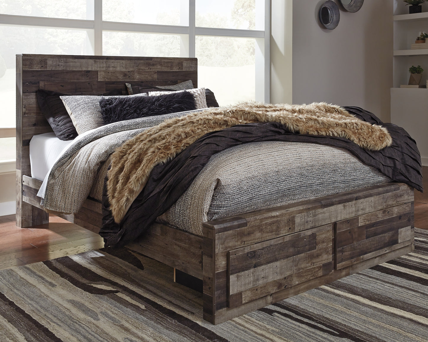 Cama Queen Derekson con dos cajones de almacenamiento, cómoda con espejo, cómoda y mesita de noche