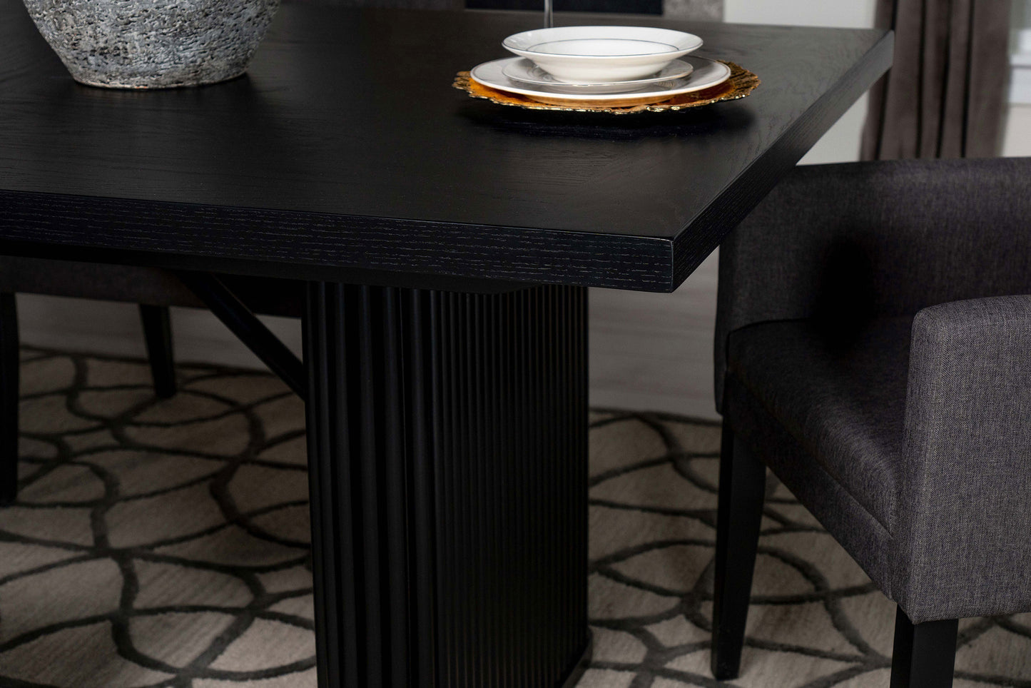 Mesa de comedor rectangular de madera Catherine de 84 pulgadas, color negro