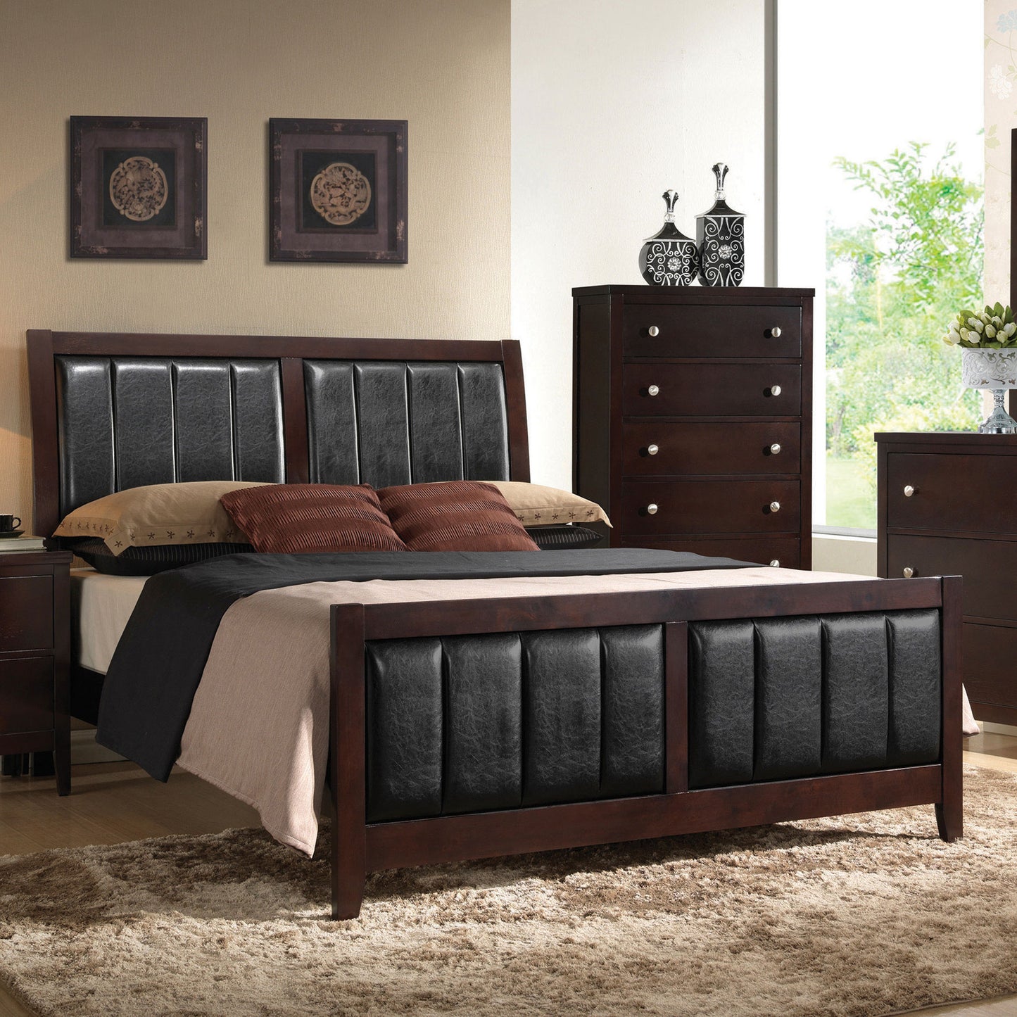 Cama Carlton Wood Eastern King con paneles en color capuchino