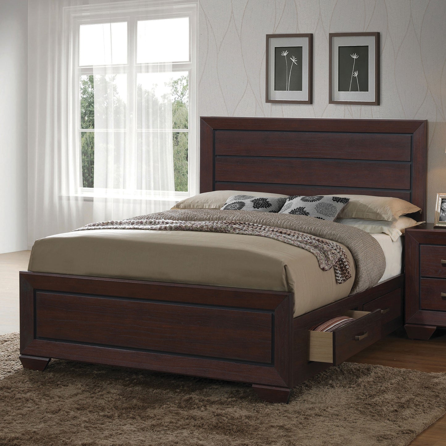 Cama Kauffman Wood Eastern King con paneles de almacenamiento en color cacao oscuro