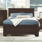Cama con paneles Kauffman Wood Eastern King en color cacao oscuro