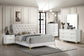 Cama tapizada Kendall Eastern King con paneles en blanco