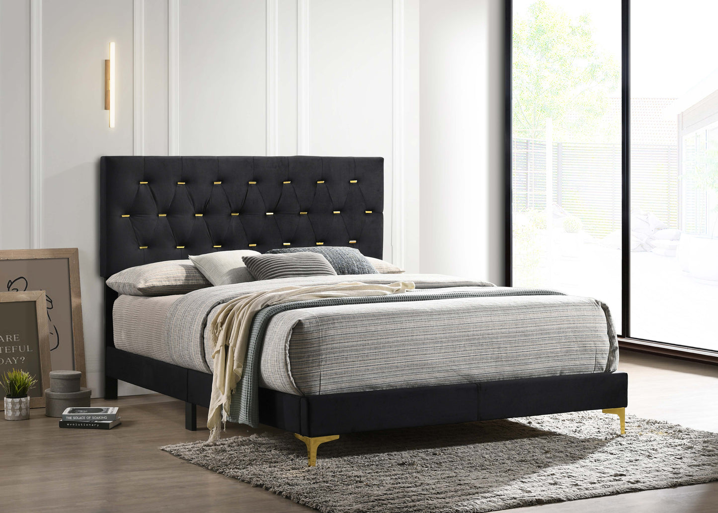 Cama tapizada Kendall California King con paneles en color negro