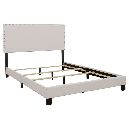 Cama Boyd tapizada Queen con paneles en color marfil