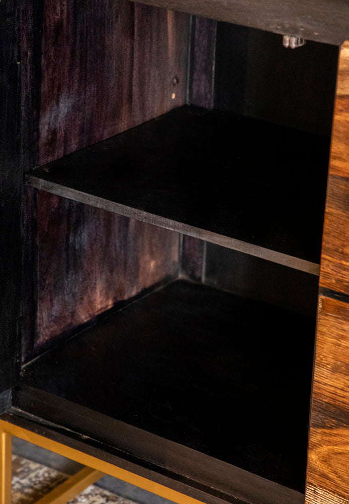 Gabinete de almacenamiento con acento de madera de 2 puertas y 57 pulgadas de Zara en nogal negro