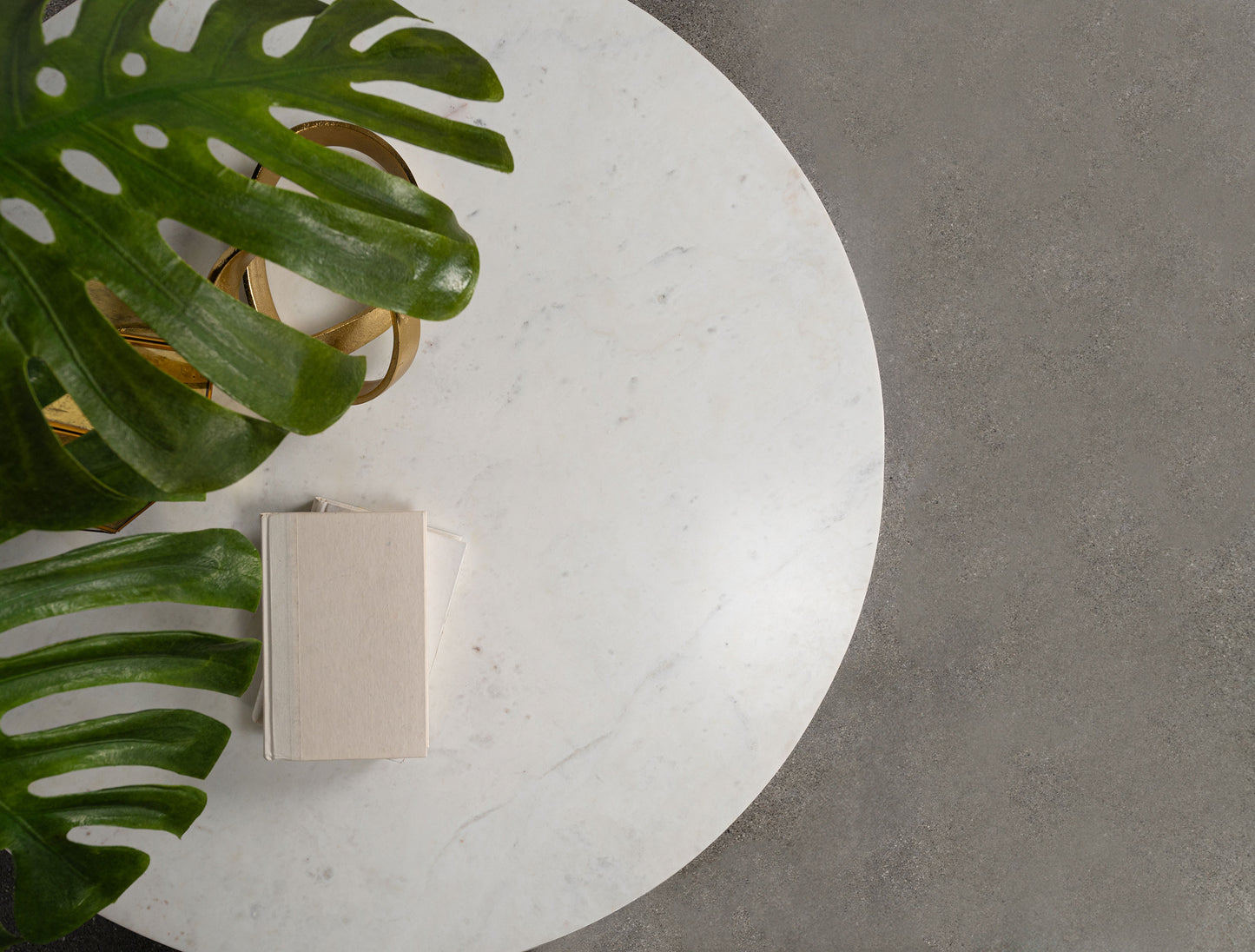 Mesa auxiliar redonda Astoria de mármol auténtico, color blanco