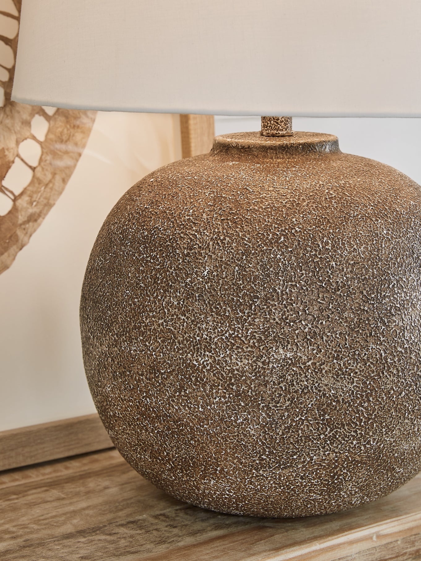 Lámpara de mesa de metal Neavesboro (1 unidad)