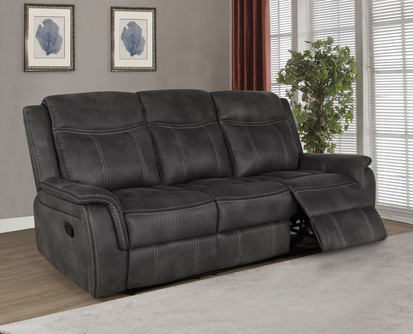 Sofá reclinable Lawrence con brazos acolchados y tapizado en color carbón