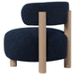 Silla decorativa Zonie Boucle con respaldo de barril tapizado en azul
