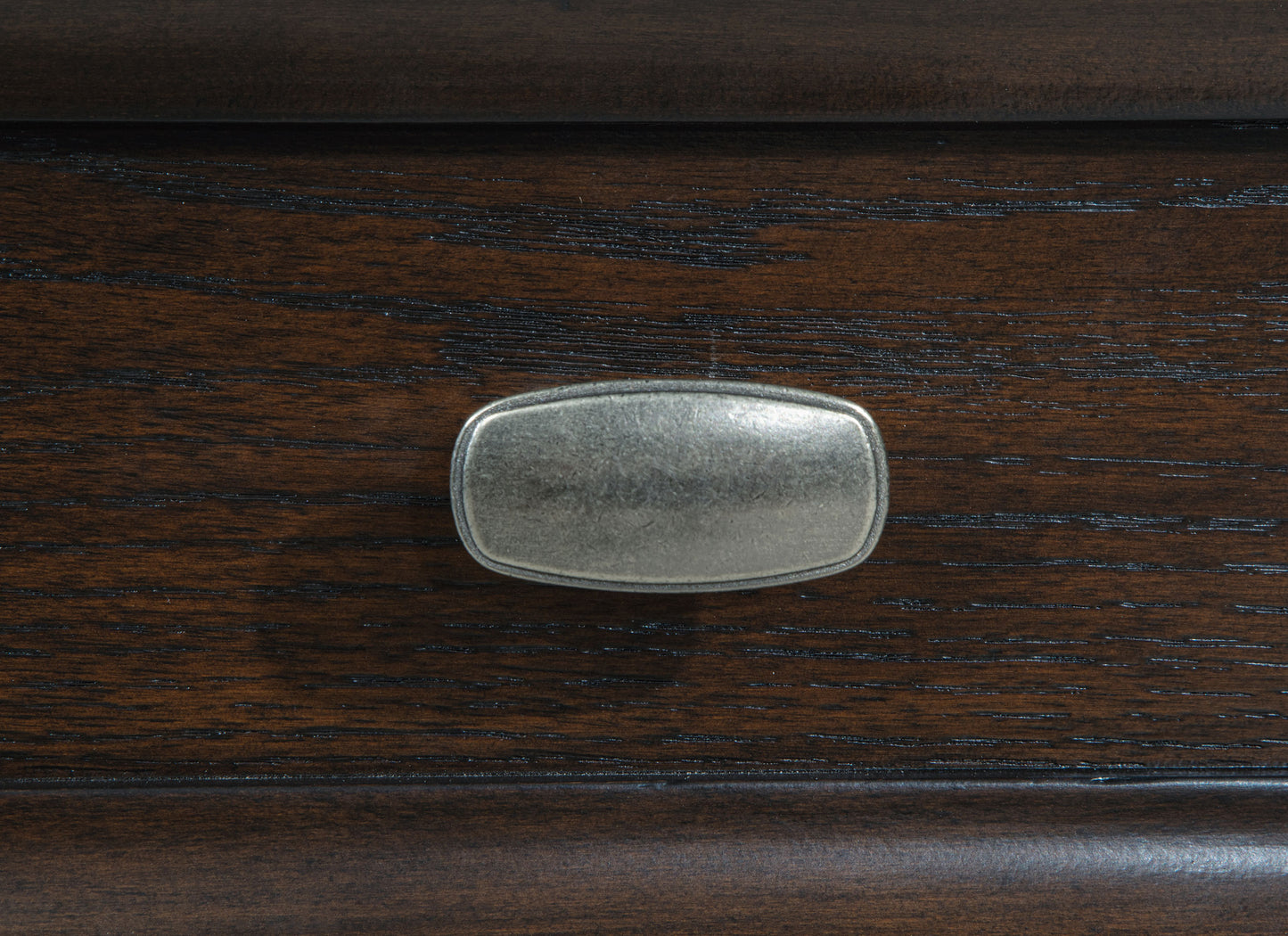 Cómoda Andover de 6 cajones con puerta de vidrio templado en roble oscuro