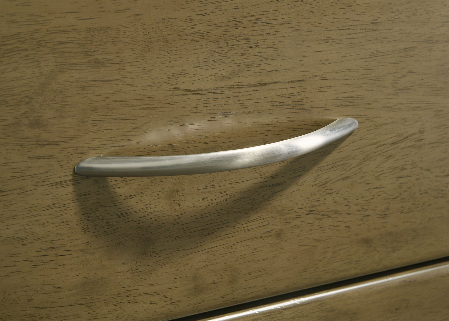 Cómoda Amsbury de 6 cajones y espejo color nuez moscada