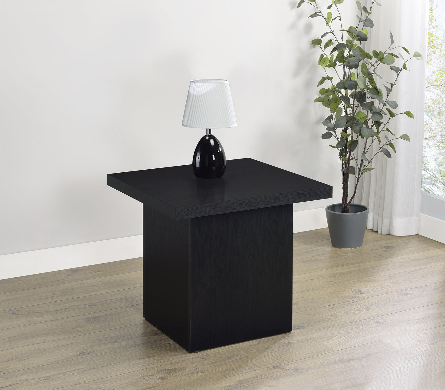 Mesa auxiliar laminada Max Square Engineered, color negro