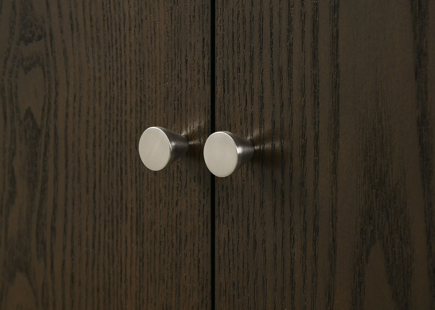 Juego de comedor Reseda de 8 piezas con aparador en marrón ceniza