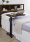 Mesa C móvil para dormitorio Westpark con altura ajustable, pino oscuro