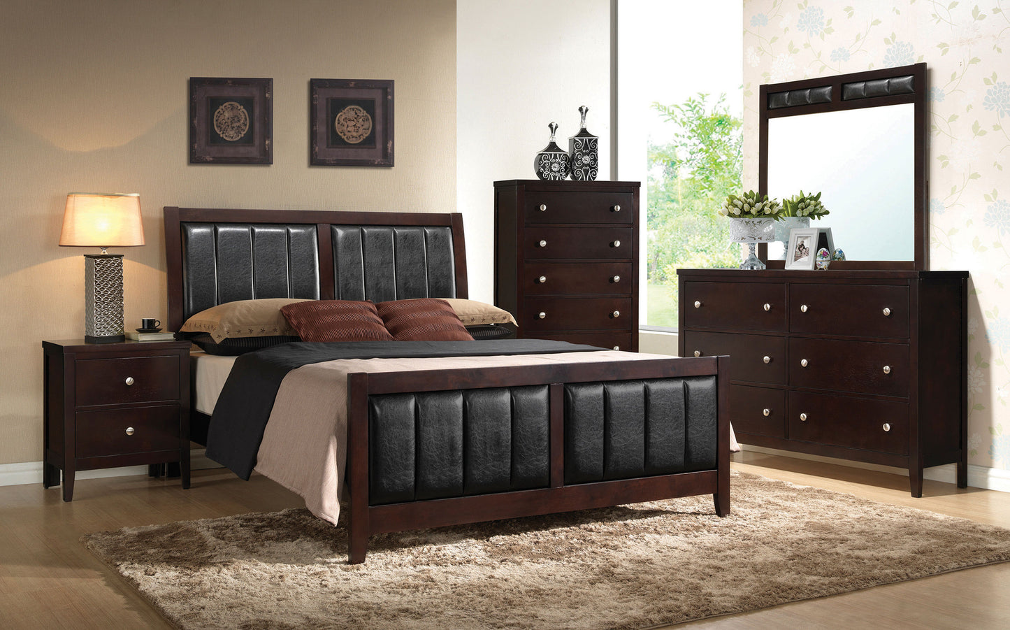 Cama Queen con paneles de madera Carlton color capuchino