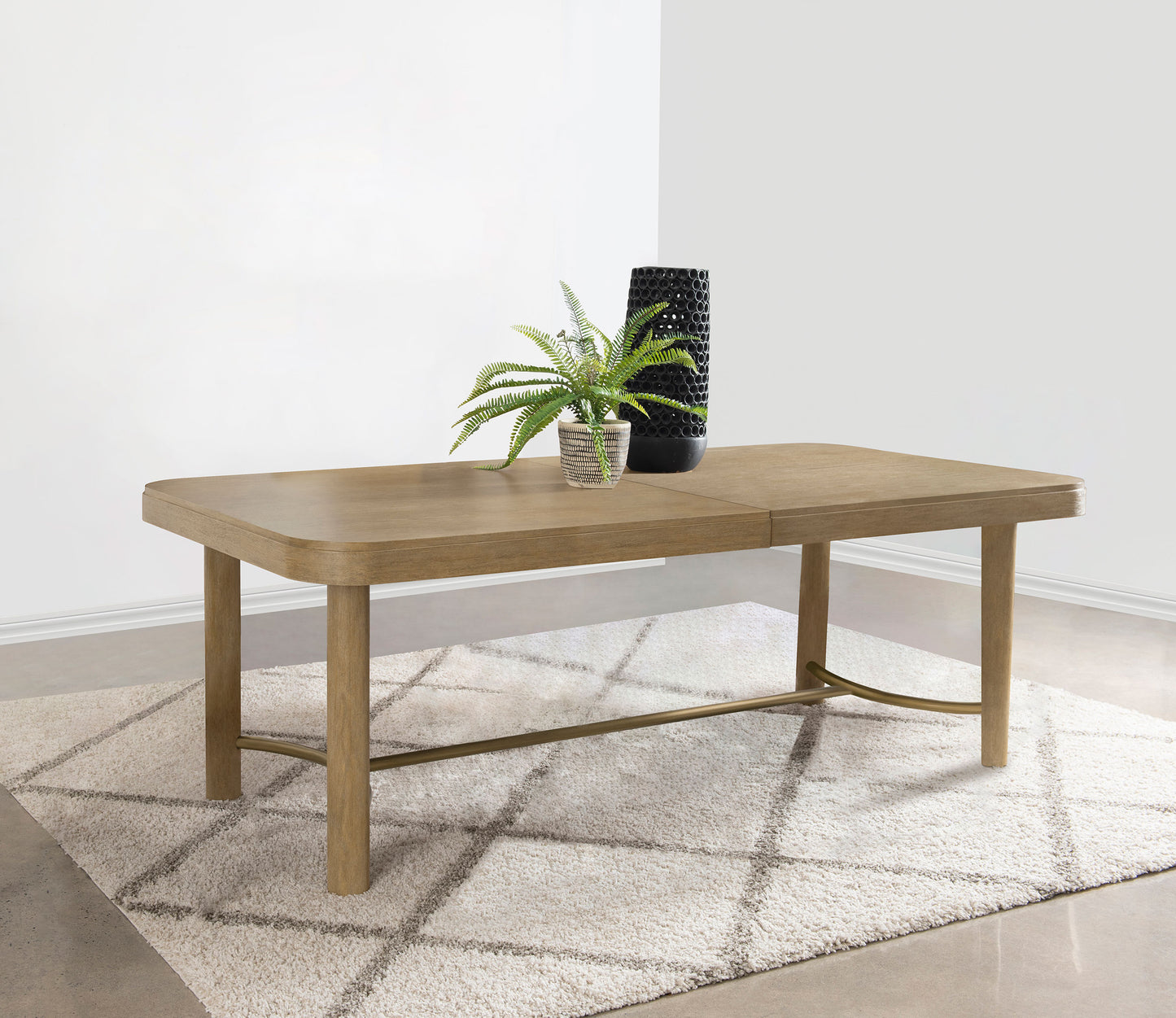 Mesa de comedor extensible Arini de 104 pulgadas con acabado en tono arena