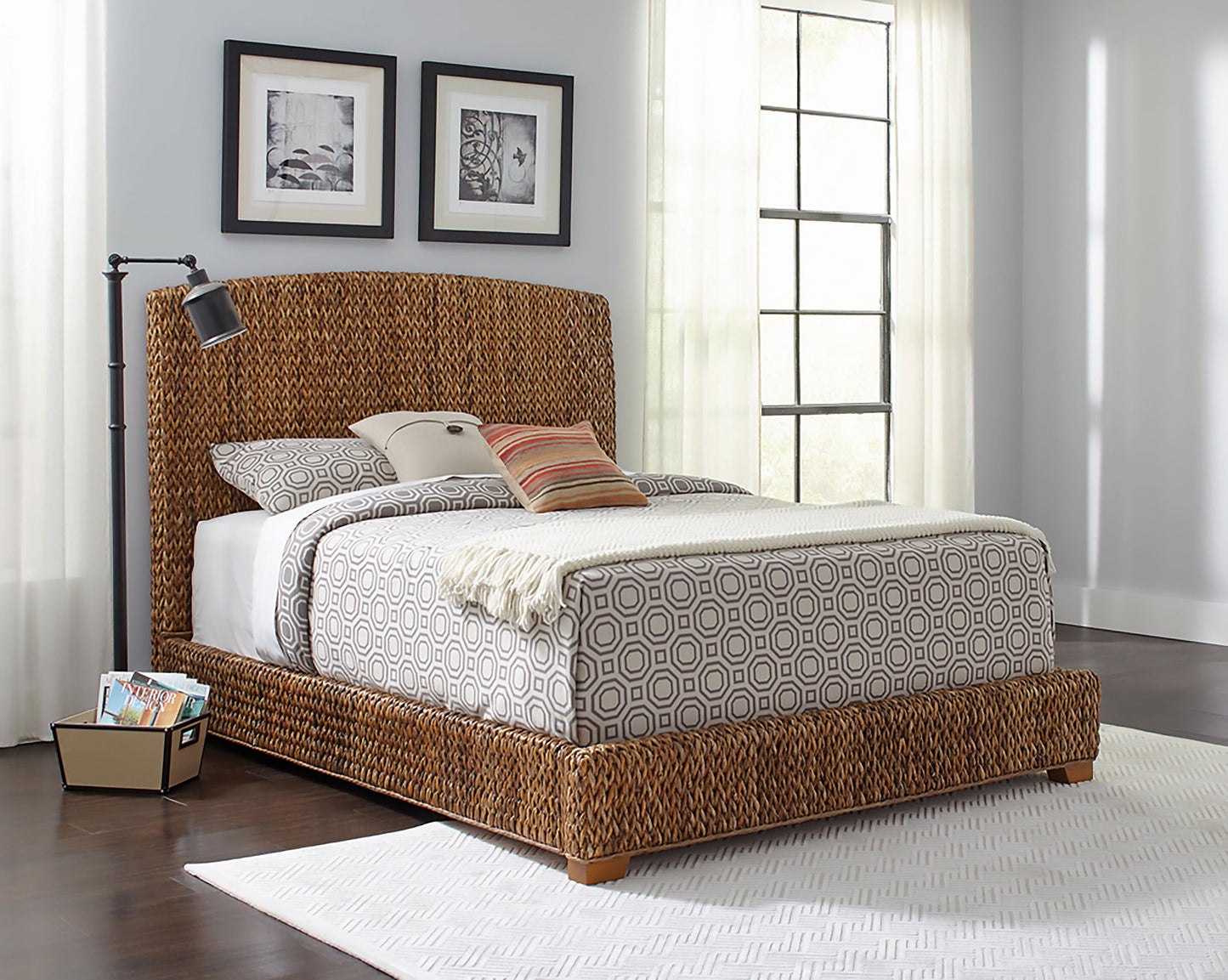 Cama Laughton Banana Leaf Eastern King con paneles en color ámbar