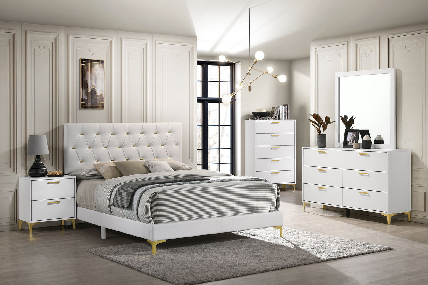 Cama tapizada Kendall Eastern King con paneles en blanco