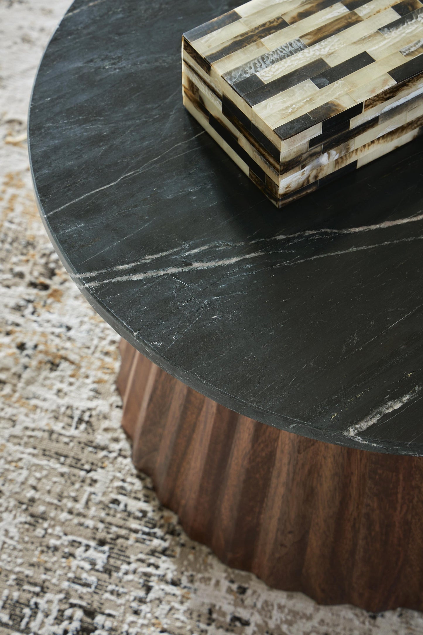 Mesa de cóctel con acento Ceilby