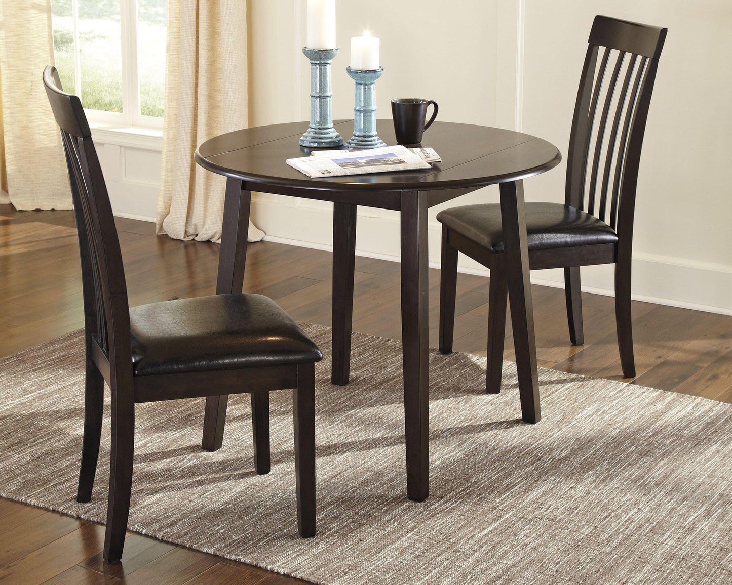 Mesa de comedor Hammis y 2 sillas