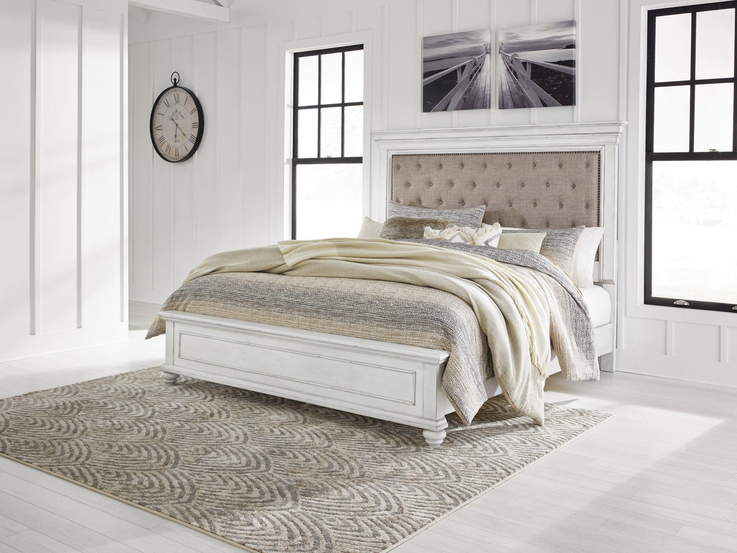 Cama Kanwyn Queen con paneles y tocador con espejo