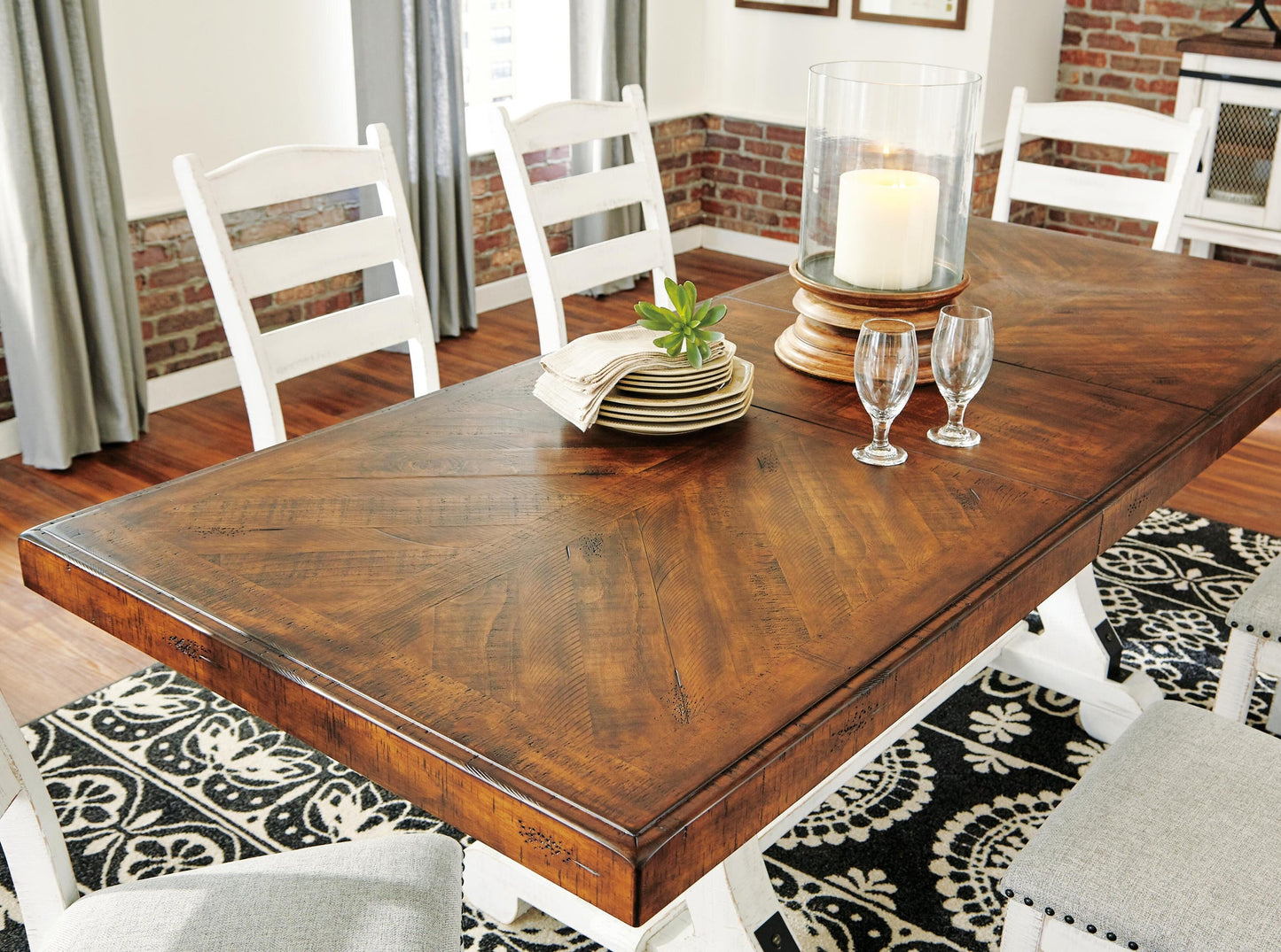 Mesa de comedor Valebeck y 6 sillas
