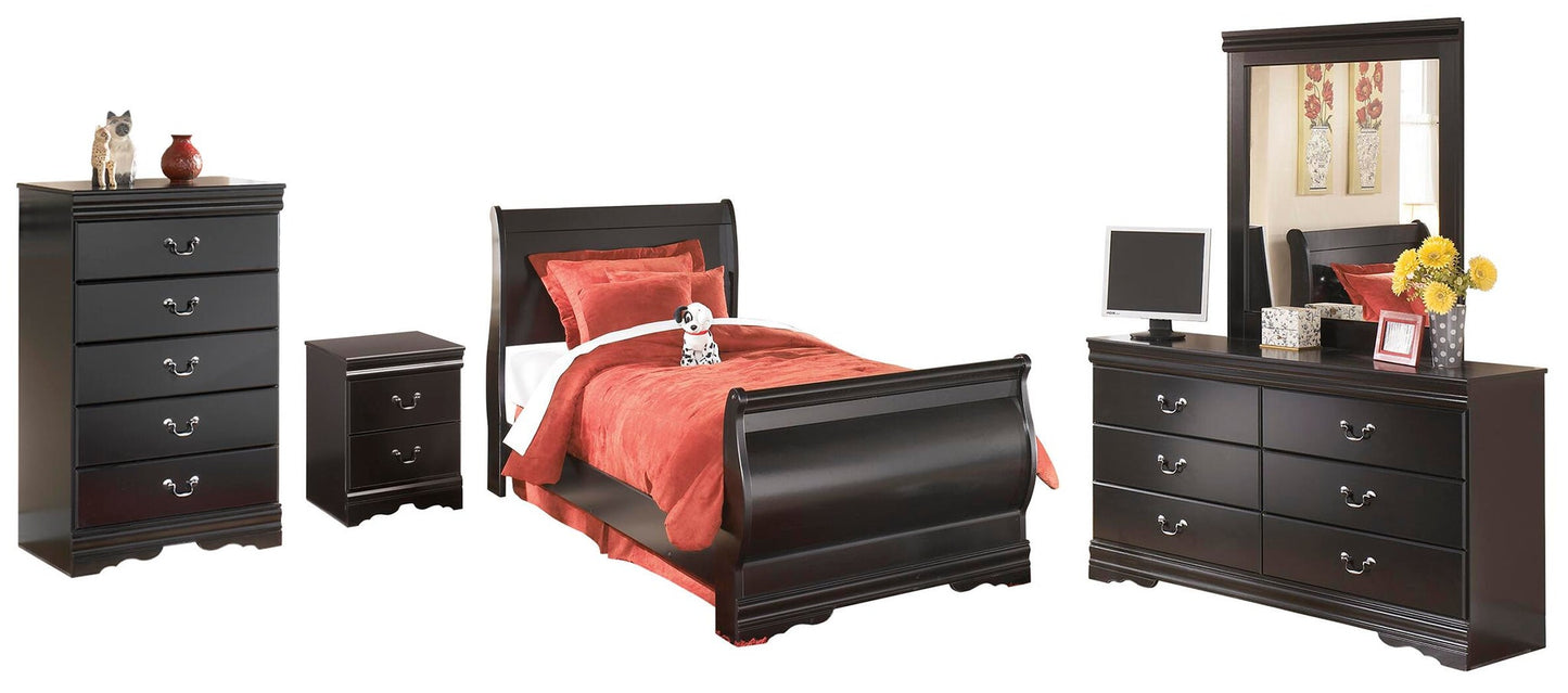 Cama doble estilo trineo Huey Vineyard con tocador con espejo, cómoda y mesita de noche