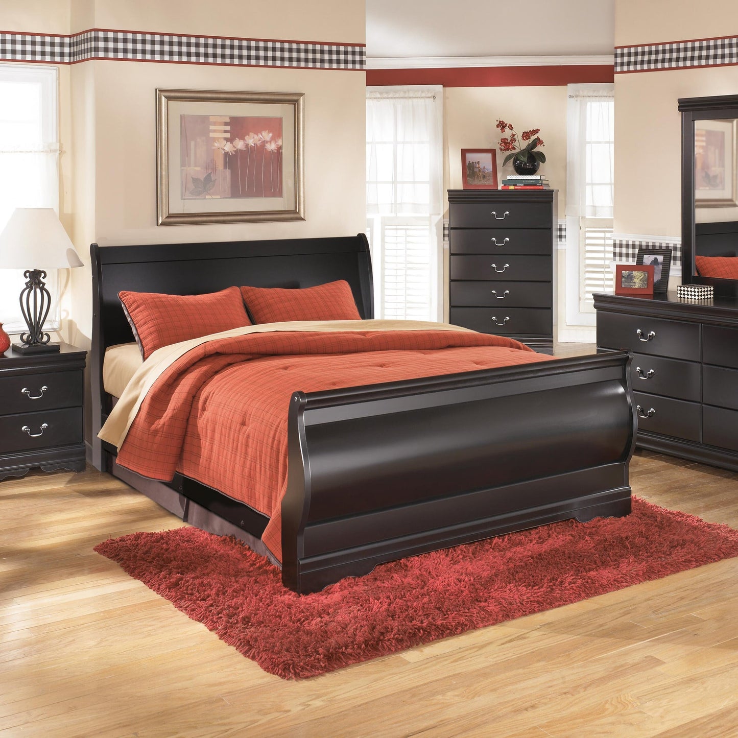 Cama Queen tipo trineo Huey Vineyard con tocador con espejo, cómoda y mesita de noche