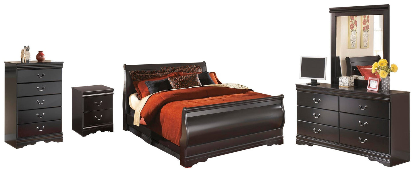 Cama Queen tipo trineo Huey Vineyard con tocador con espejo, cómoda y mesita de noche