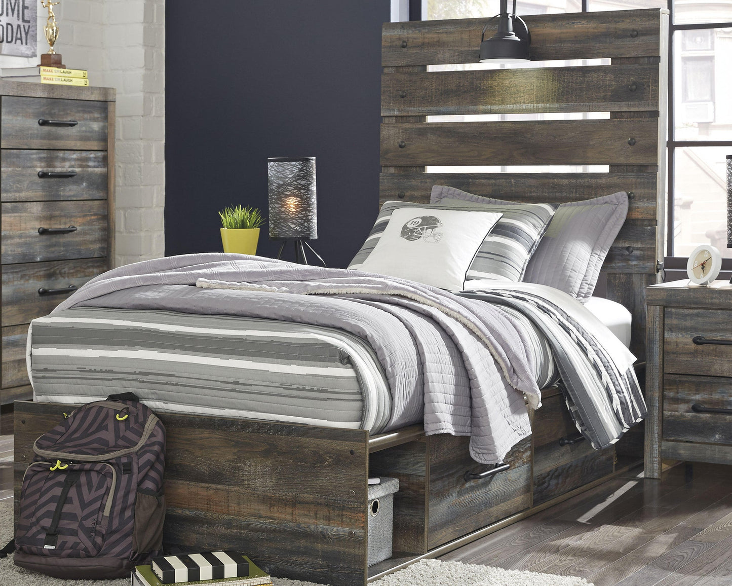Cama doble con paneles Drystan y tocador con espejo