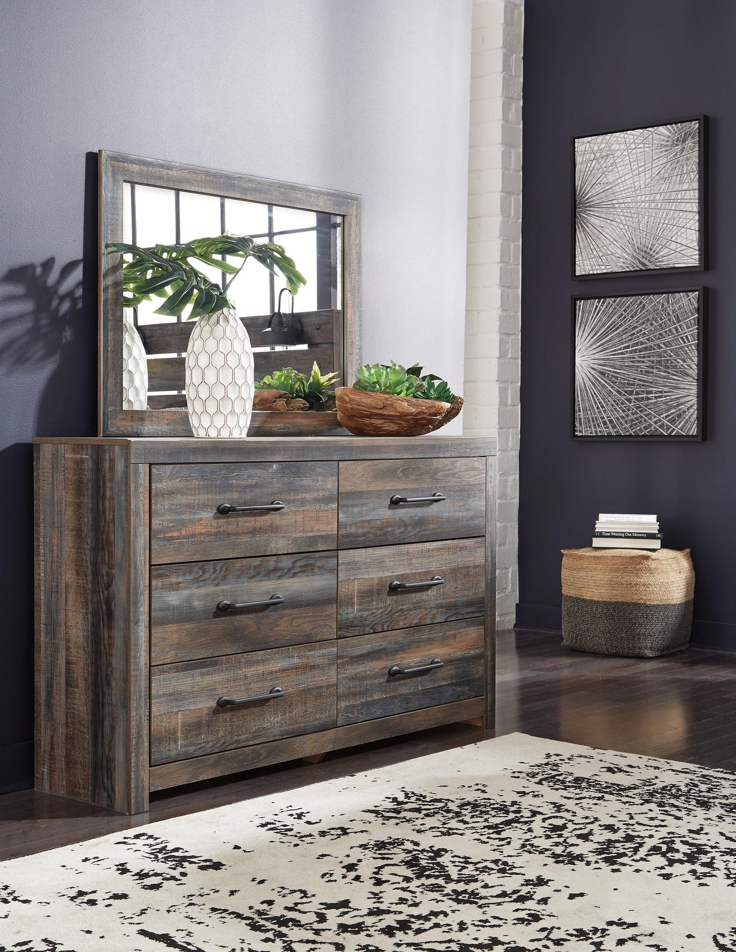 Cama doble con paneles Drystan y tocador con espejo