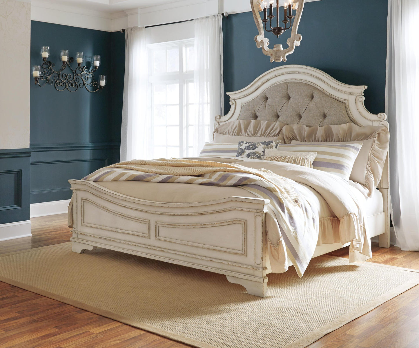 Cama tapizada Realyn King con paneles y tocador con espejo