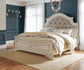 Cama tapizada Realyn King con paneles y tocador con espejo