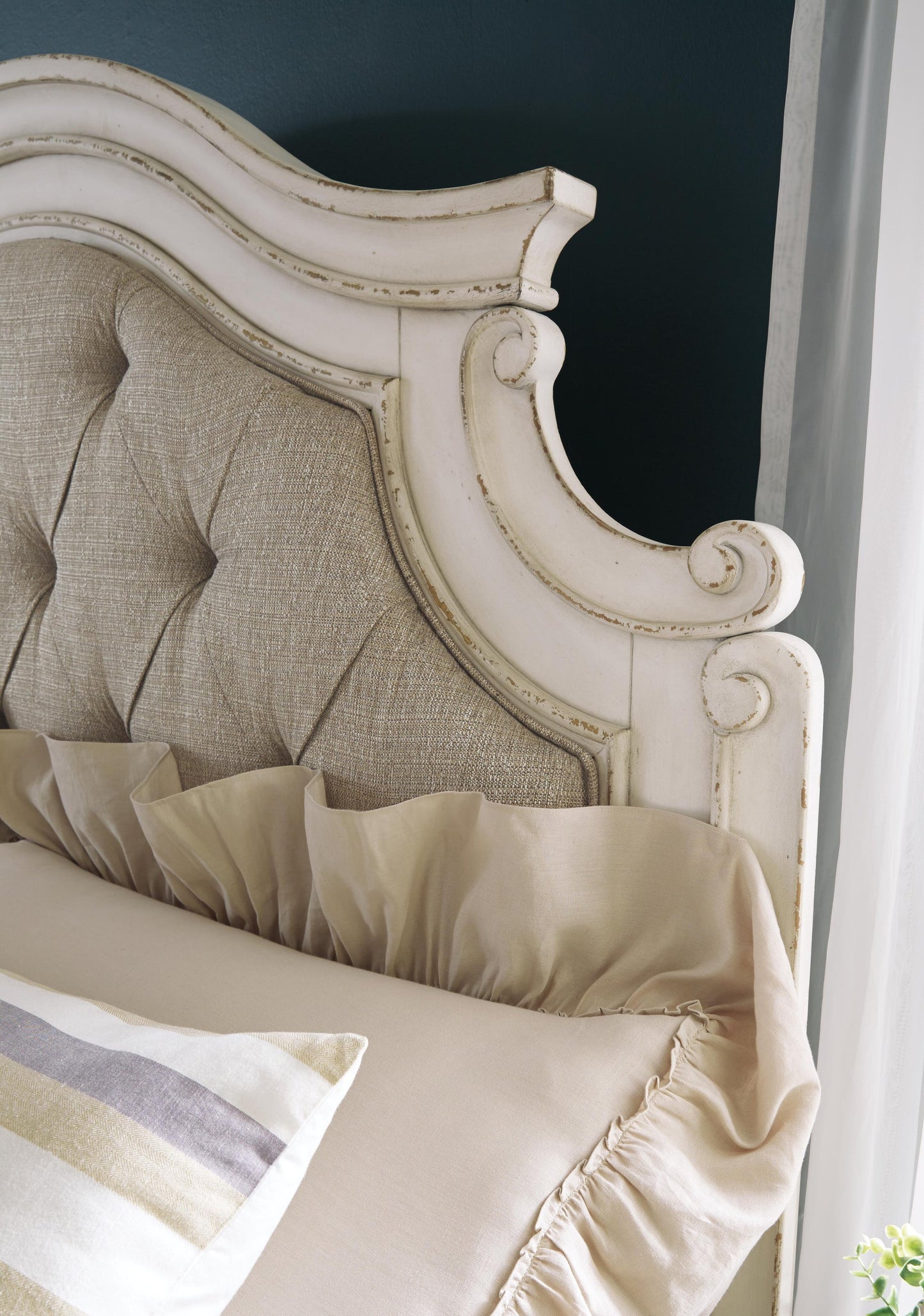 Cama tapizada Realyn King con paneles y tocador con espejo