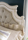 Cama tapizada Realyn King con paneles y tocador con espejo