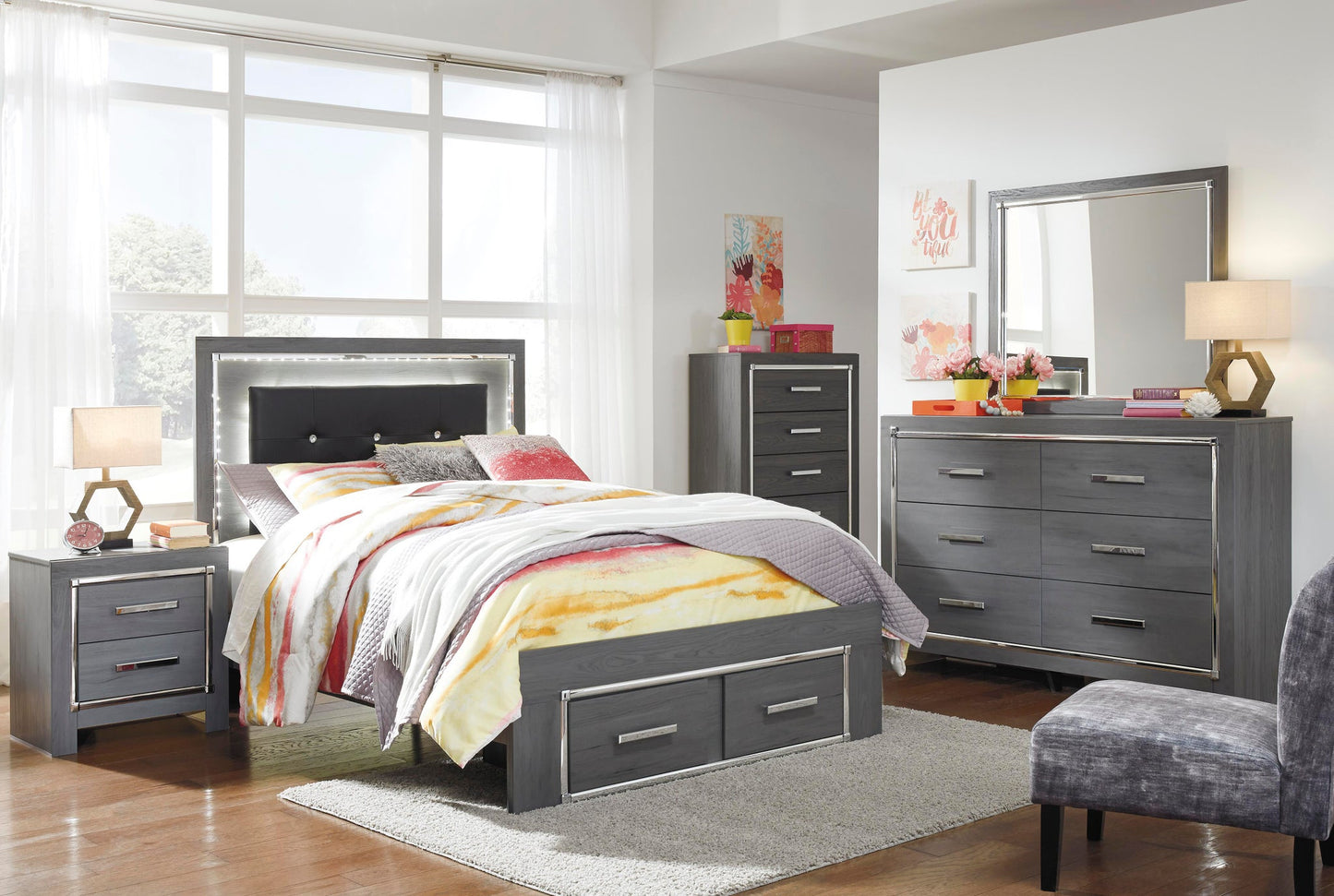 Cama Lodanna con dos cajones, cómoda con espejo y mesita de noche