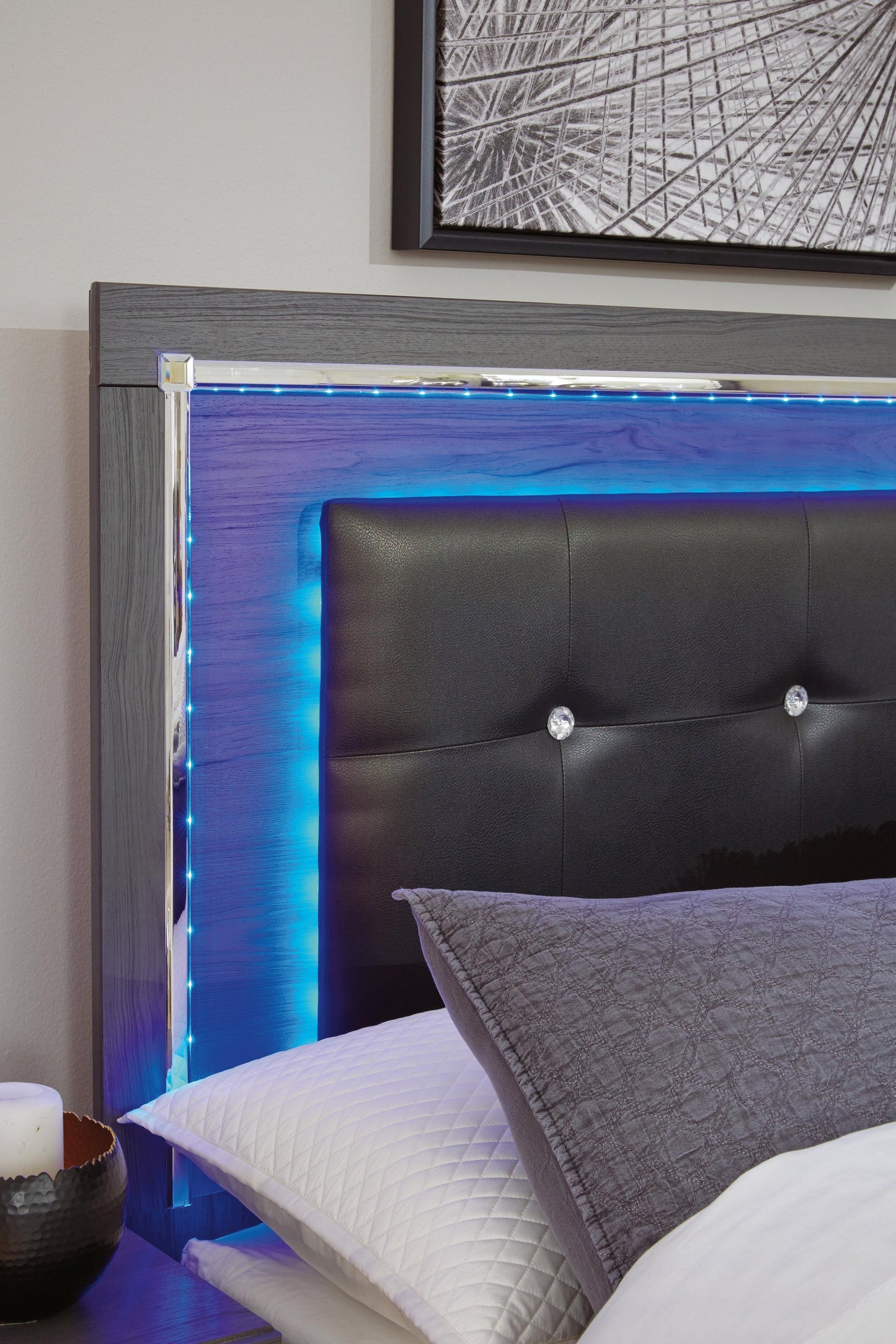 Cama Lodanna con dos cajones, cómoda con espejo y mesita de noche