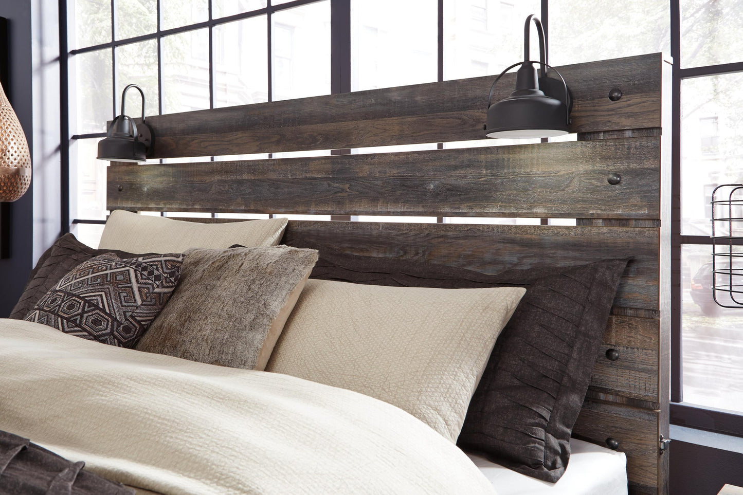 Cama Drystan Queen con dos cajones, cómoda con espejo, cómoda y mesita de noche