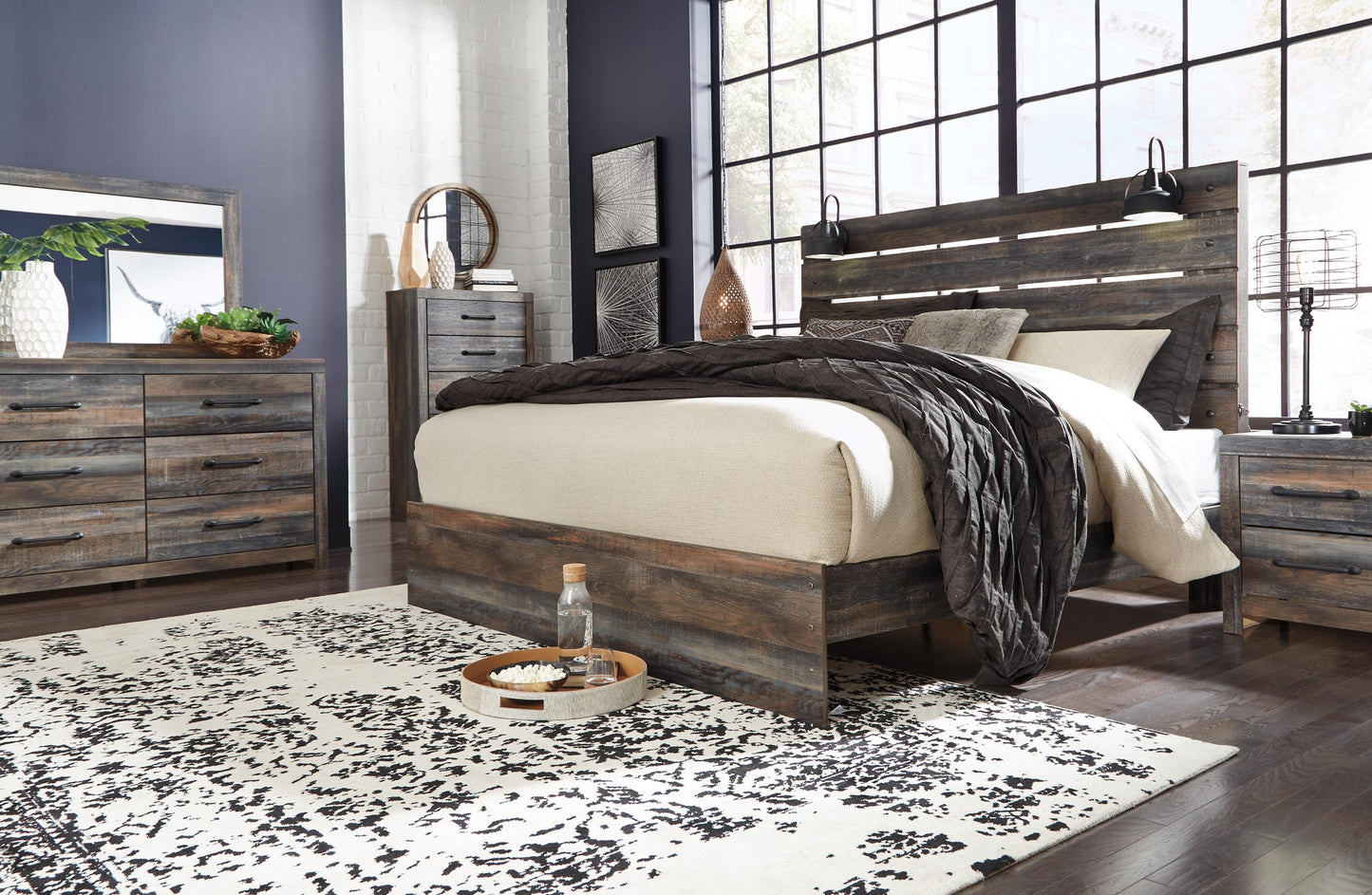 Cama Drystan King con paneles, cómoda con espejo, arcón y mesita de noche
