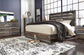 Cama Drystan King con paneles, cómoda con espejo, arcón y mesita de noche