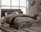 Cama Derekson King con dos cajones y tocador con espejo