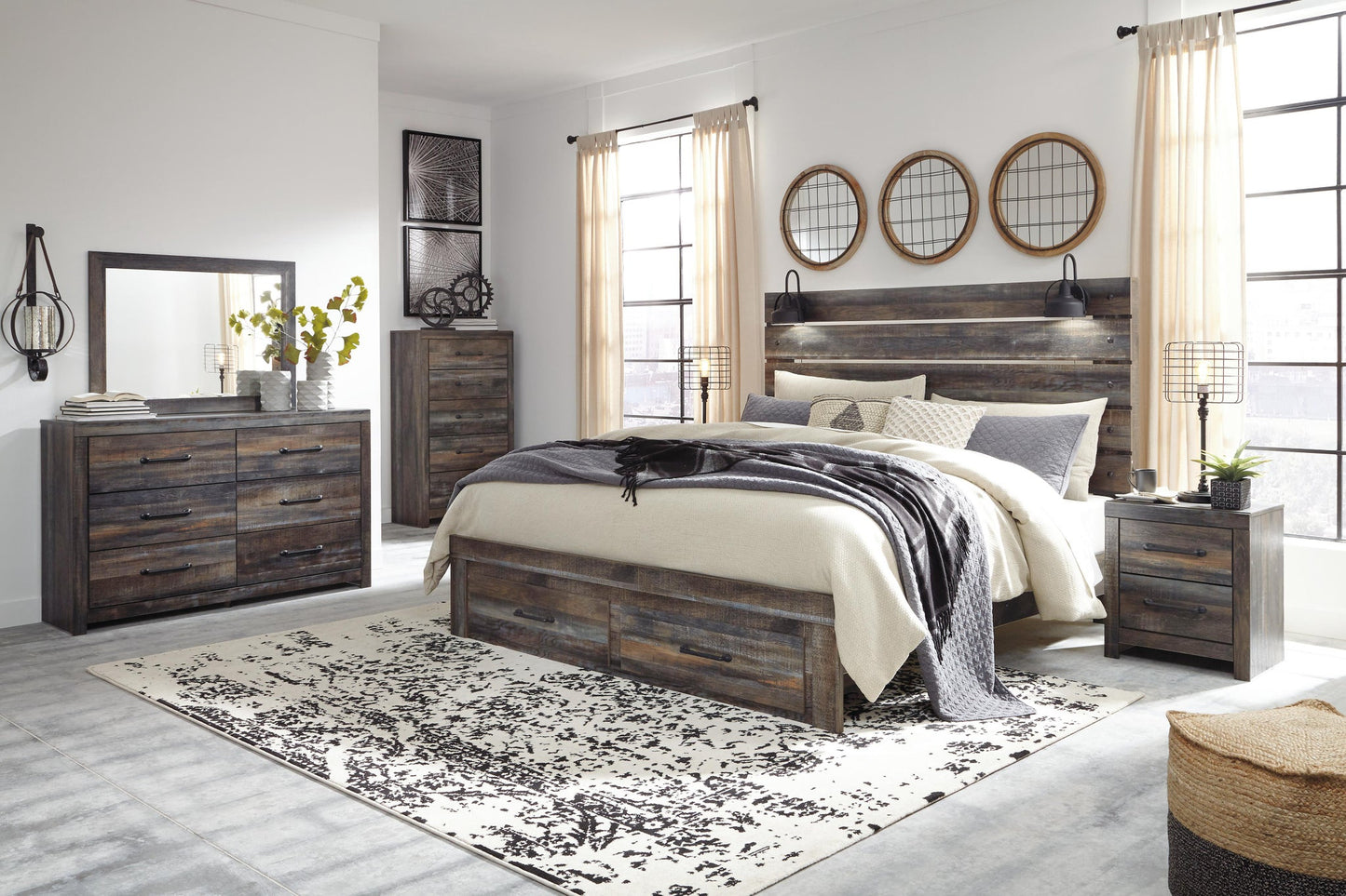 Cama Drystan King con paneles y espacio de almacenamiento, con tocador con espejo, cómoda y mesita de noche