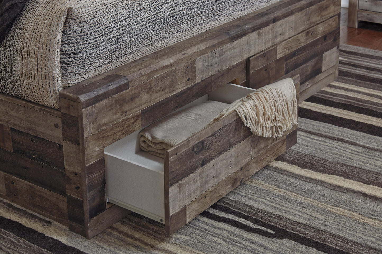 Cama Queen Derekson con 6 cajones, cómoda con espejo, cómoda y mesita de noche