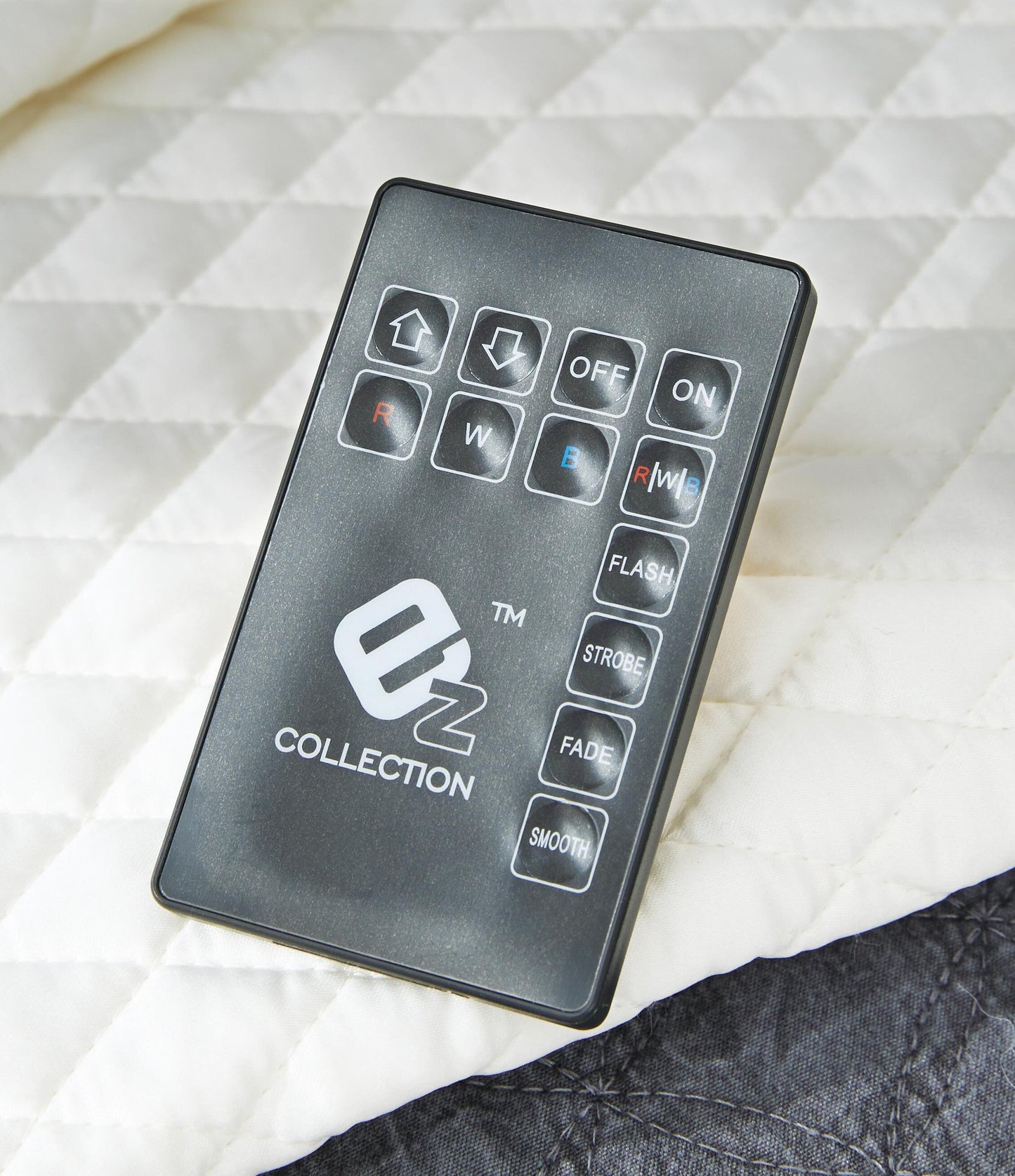 Cama Lodanna con dos cajones y tocador con espejo